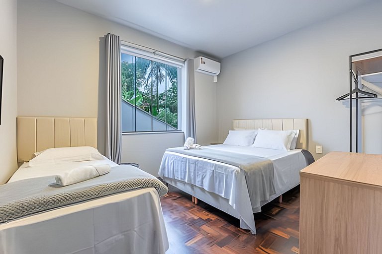 Fique a 600m da Vila Germânica | WIFI | 3H | Vaga