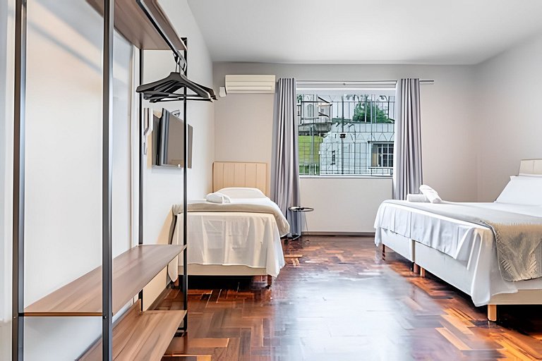 Fique a 600m da Vila Germânica | WIFI | 3H | Vaga