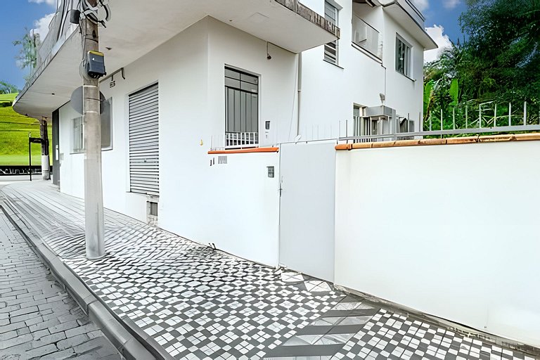 Fique a 600m da Vila Germânica | WIFI | 3H | Vaga