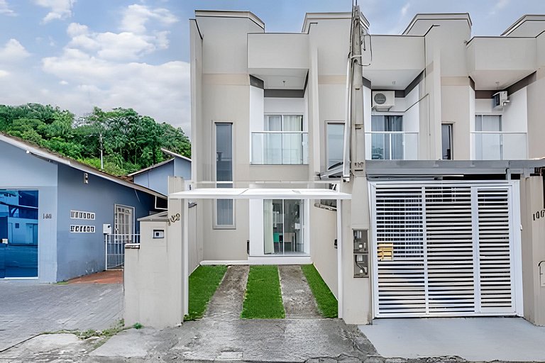 Sobrado com 2 quartos | a 1,4km da Vila Germânica